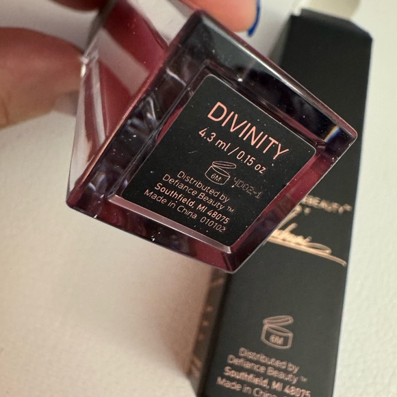 Defiance beauty luminous liquid lipstick - Picture 5 of 7